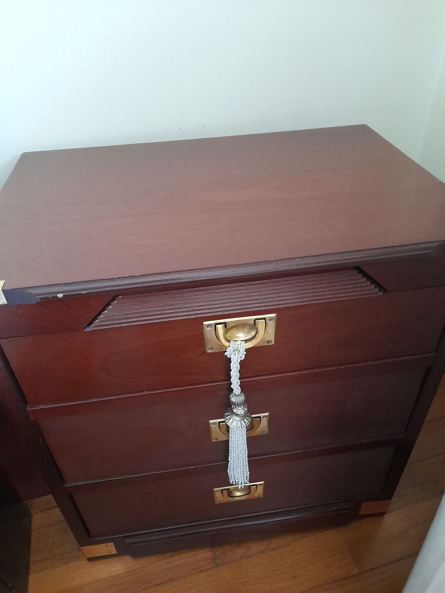 Cama de casal em mogno c/ estrado e duas mesas de cabeceira 1,40X190cm