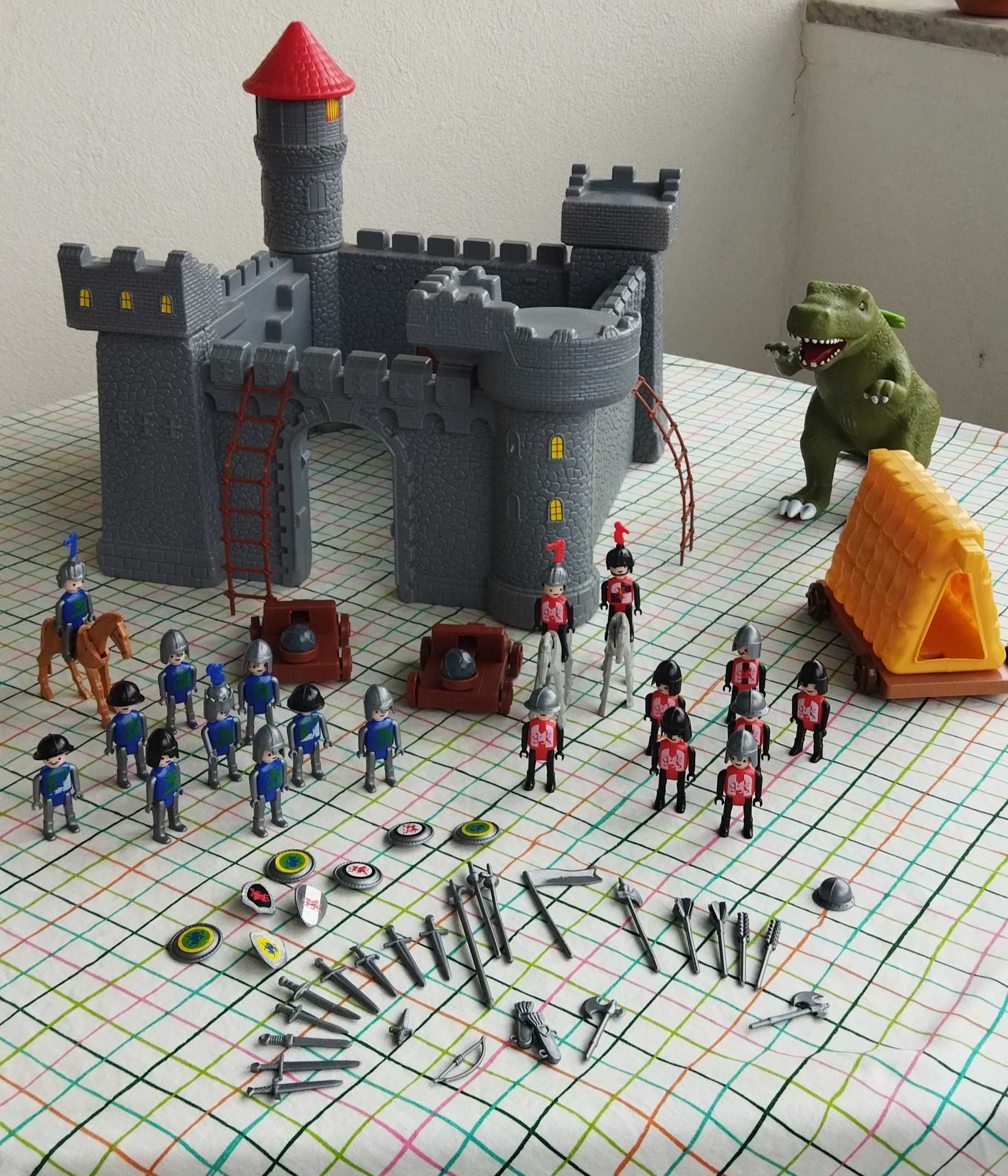 Castelo medieval com guerreiros e apetrechos + Estojo dinossauro