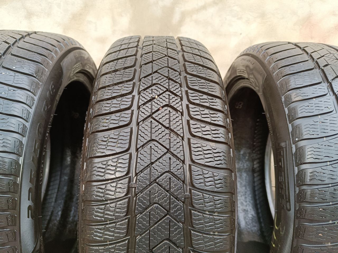 Шини, гума на авто, зимова резина Pirelli sottozero 3 225/50/R18 rf