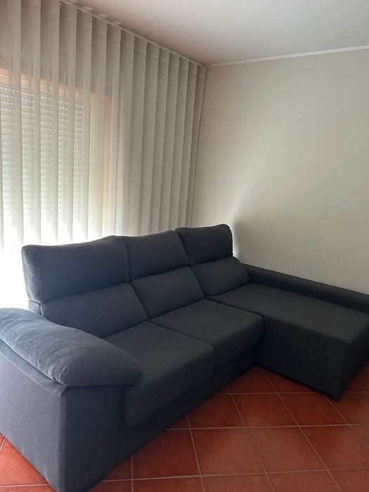 Sofá cinza escuro com chaise longue