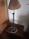 Lampa stojąca ze stolikiem.