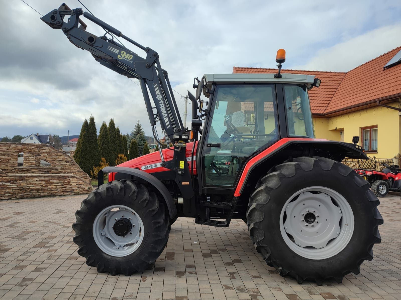 Ciągnik rolniczy Massey Ferguson 6255