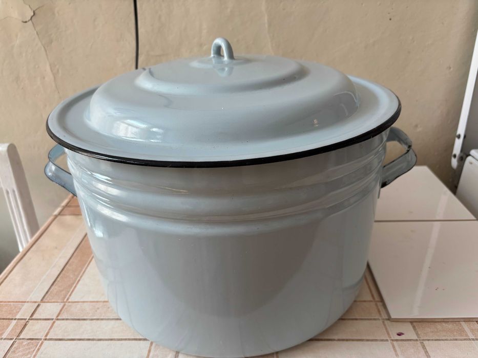 duży garnek emaliowany