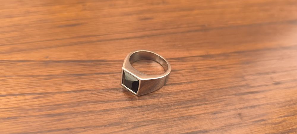 Anel de homem com pedra preta