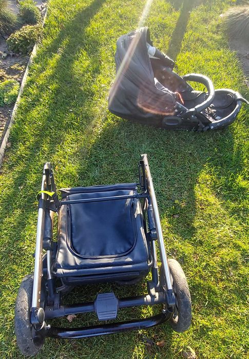 Sprzedam tanio wozek 3 w1 czarno zloty .