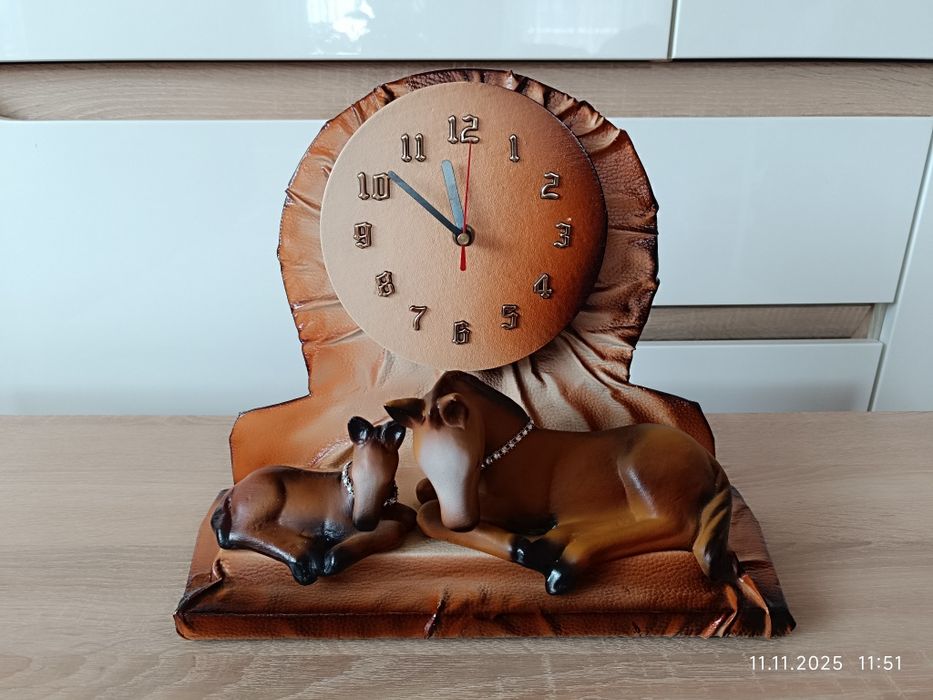 Zegar stojący konie