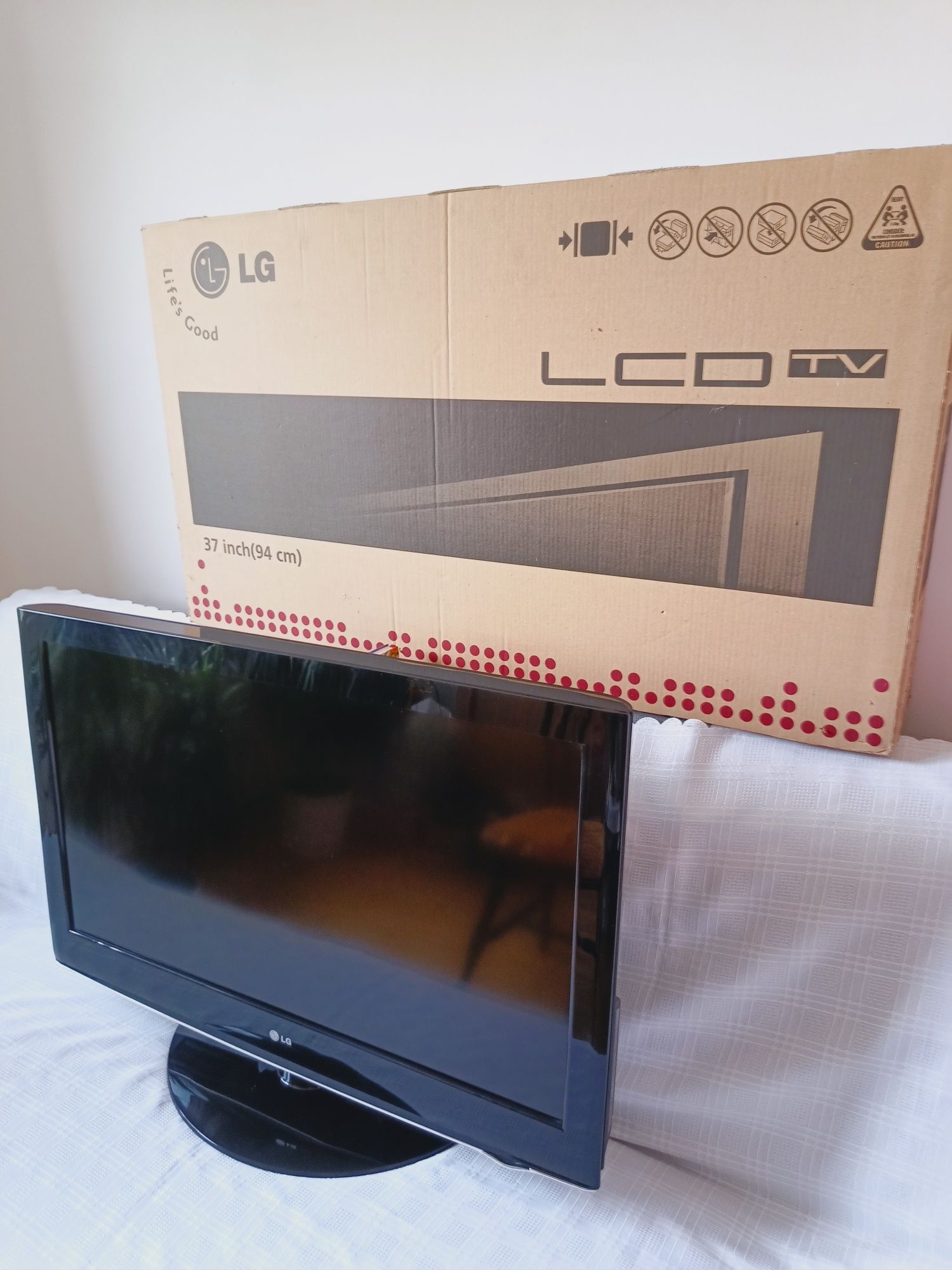 Telewizor LG 37 cali, z pilotem