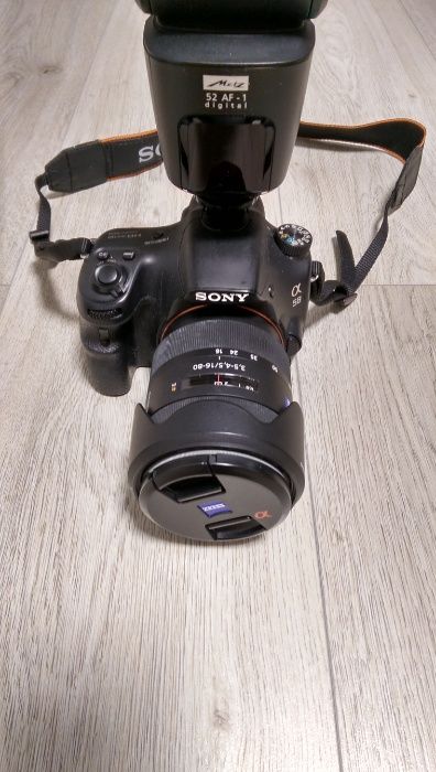 Sony с оптикой Carl Zeiss Vario-Sonnar T*16-80mm и вспышкой Metz