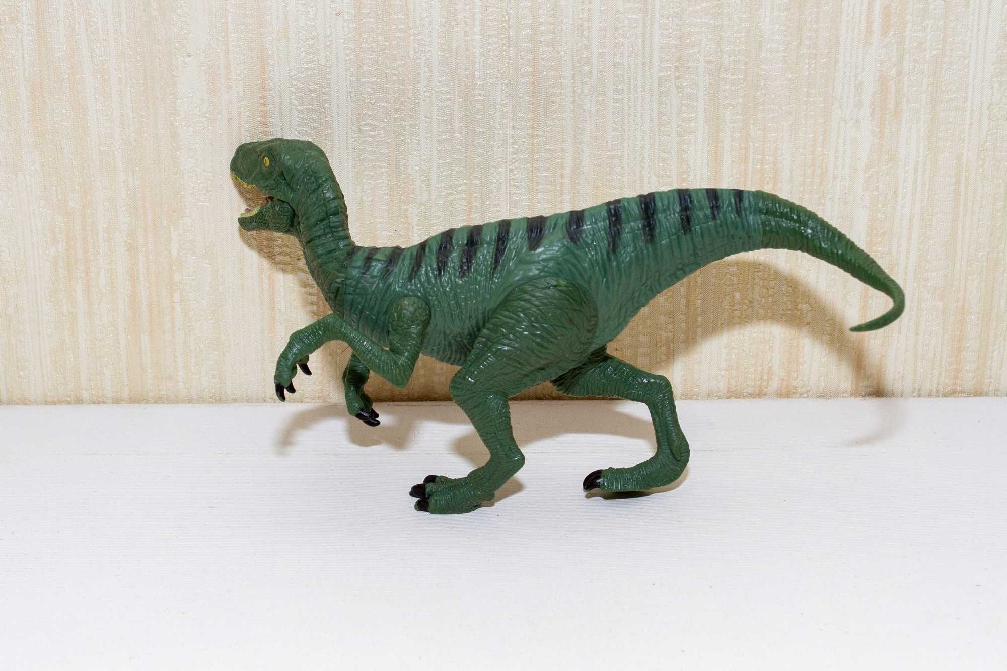 Фигурка динозавра бренда Hasbro