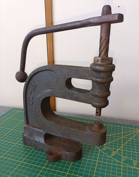 Stara żeliwna prasa kaletnicza.