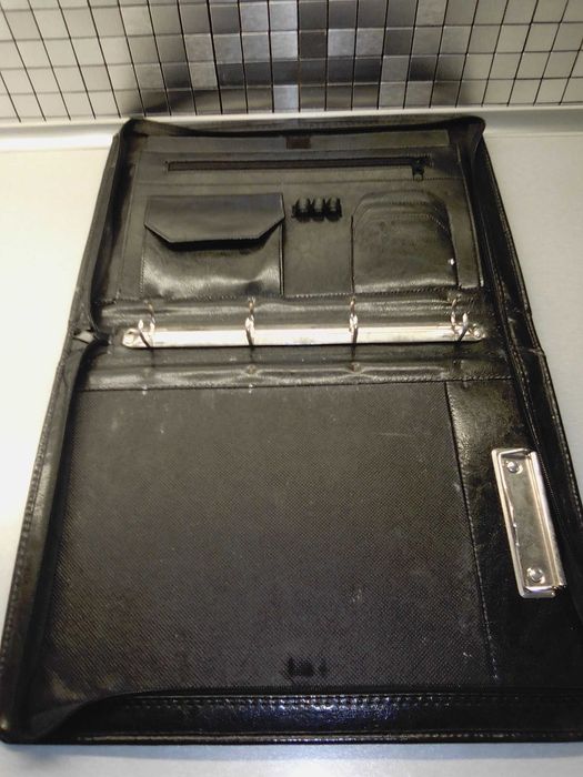 Teczka na dokumenty z wysuwanym uchem,przegródkami,klipsem na koszulki