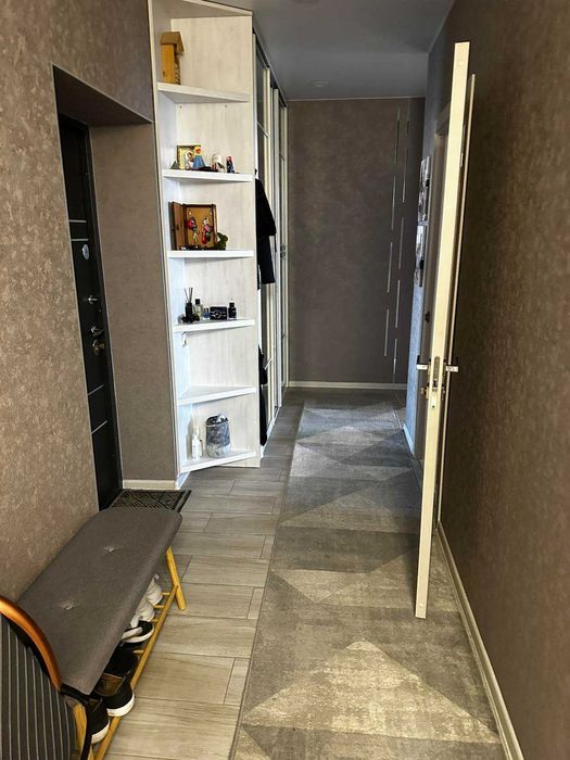 Продаємо 2км з виглядом на Озеро ,Преміум клас, меблі техніку залишаєм