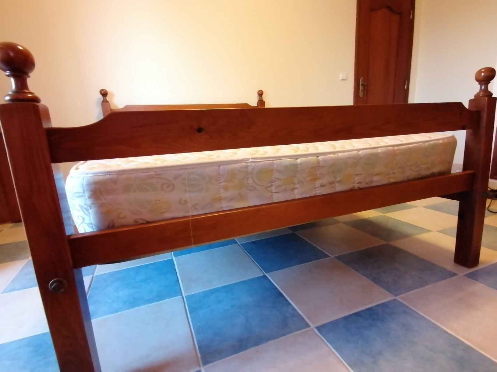 Cama de casal em madeira