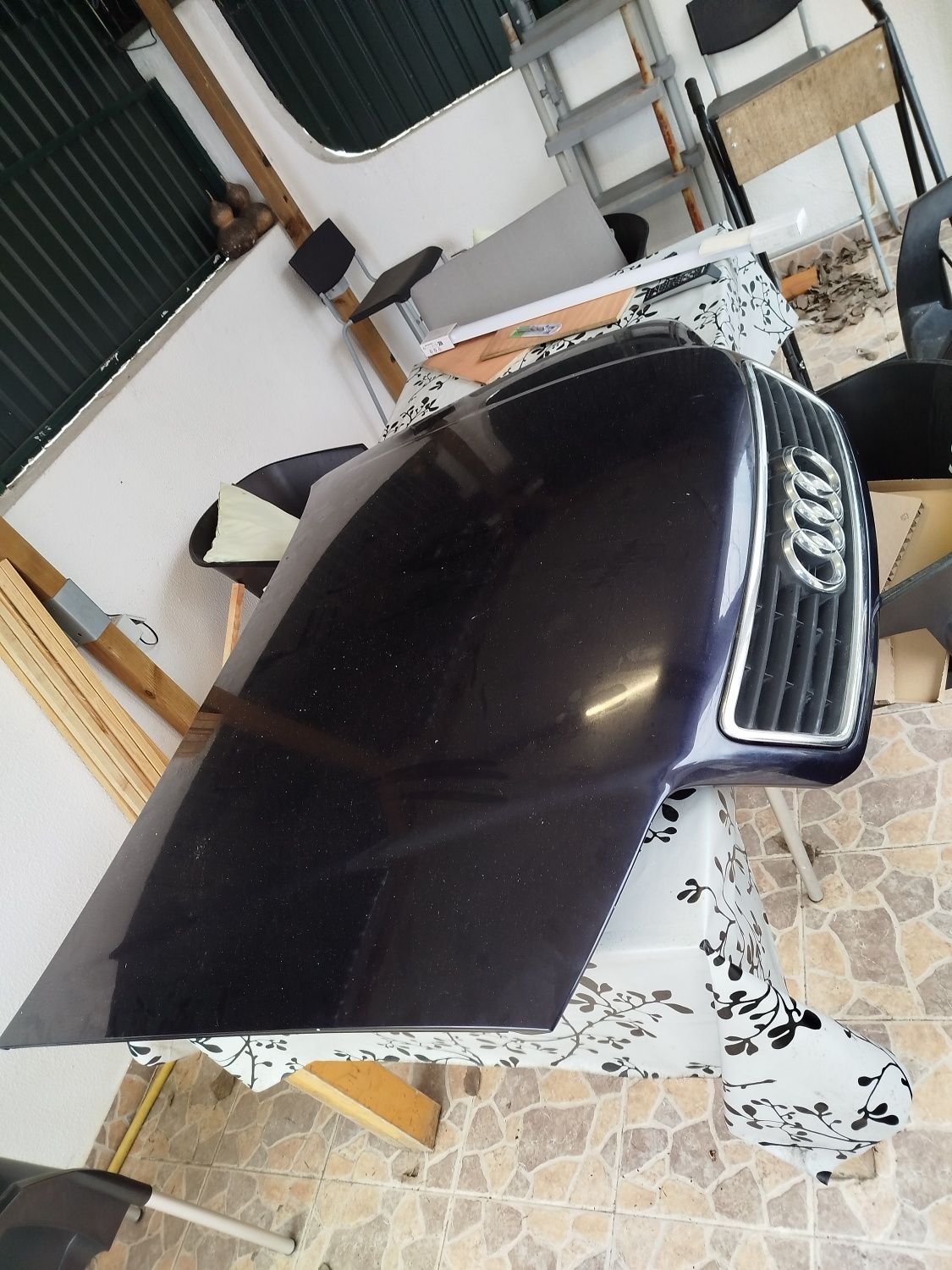 Capô Audi A6 com grelha