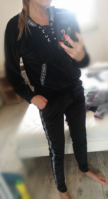 Welurowy czarny dresik damski