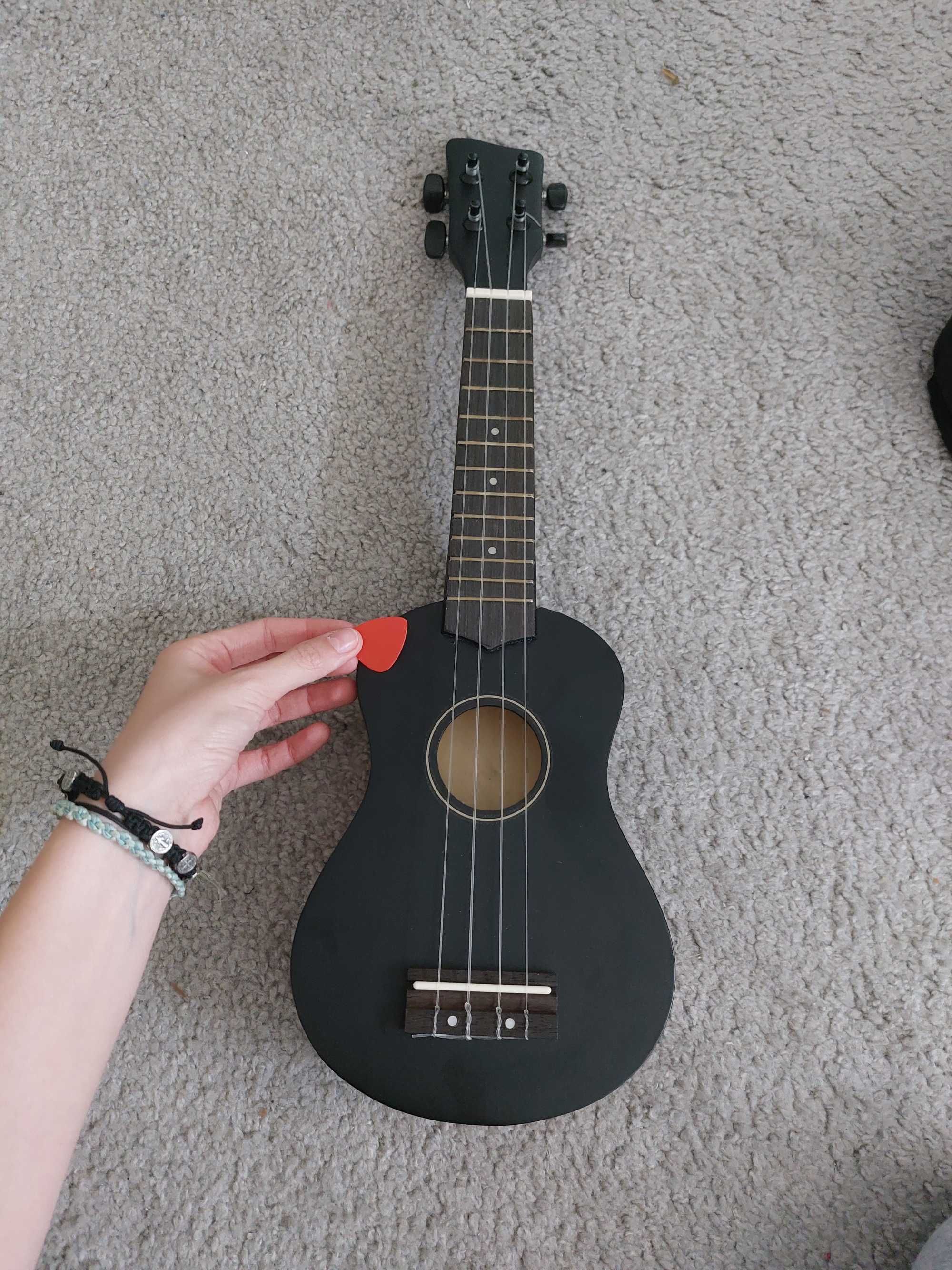 Czarne ukulele w stanie idealnym