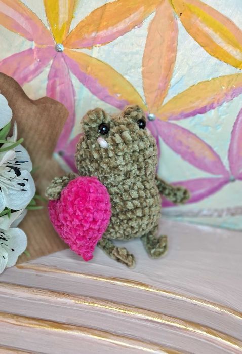 Prezent na walentynki żabka na szydełku walentynka amigurumi