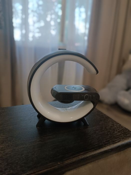 Блютуз колонку с беспроводной зарядкой с подсветкой и часами