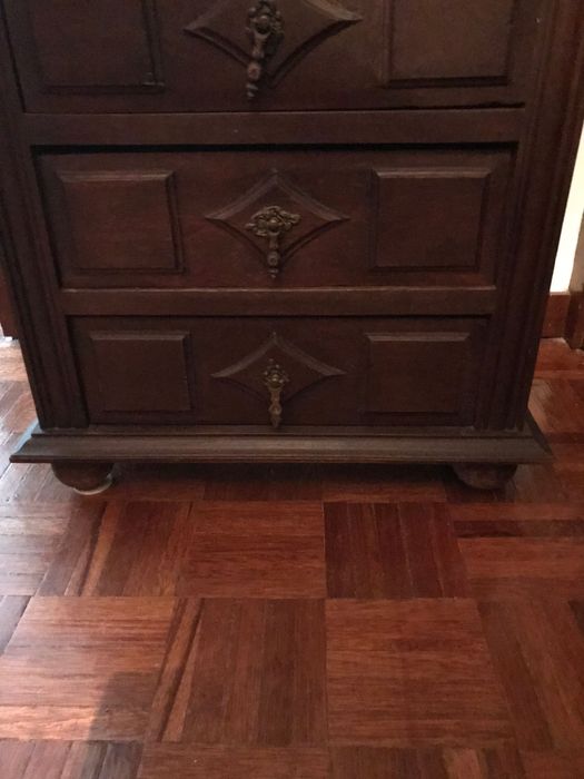 Mesa de cabeceira clássica anos 70 em madeira com 4 gavetas