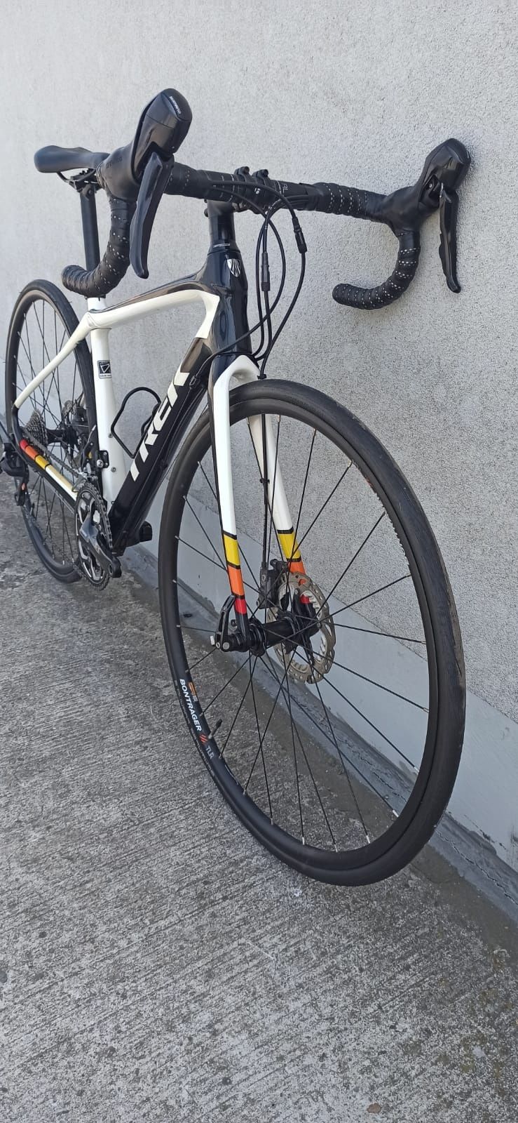 TREK DOMANE 4.3 DISC, Shimano 105(hydraulika/sztywna oś),Rozmiar 50/XS