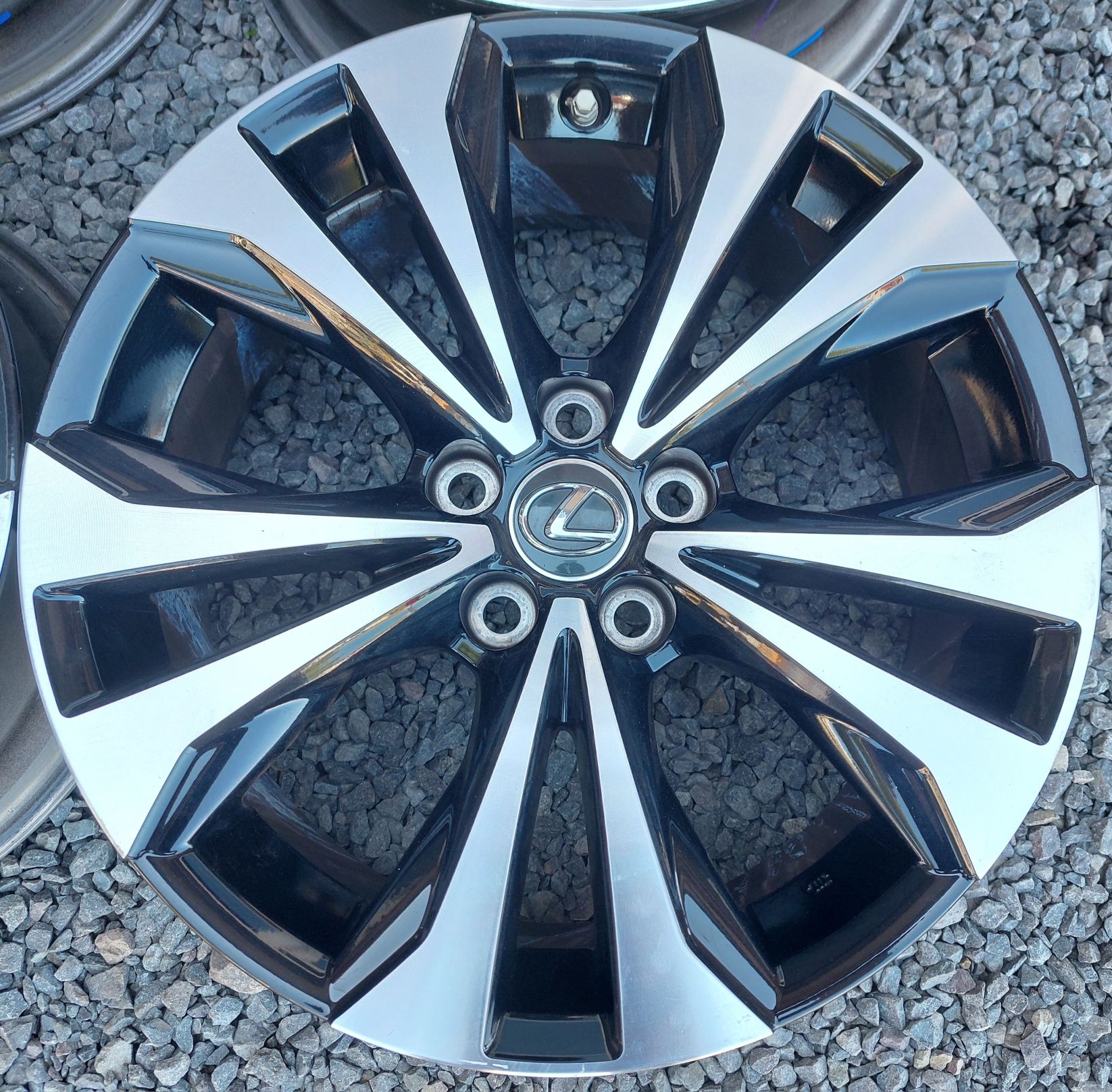 5 114,3 R18 lexus IS FX
