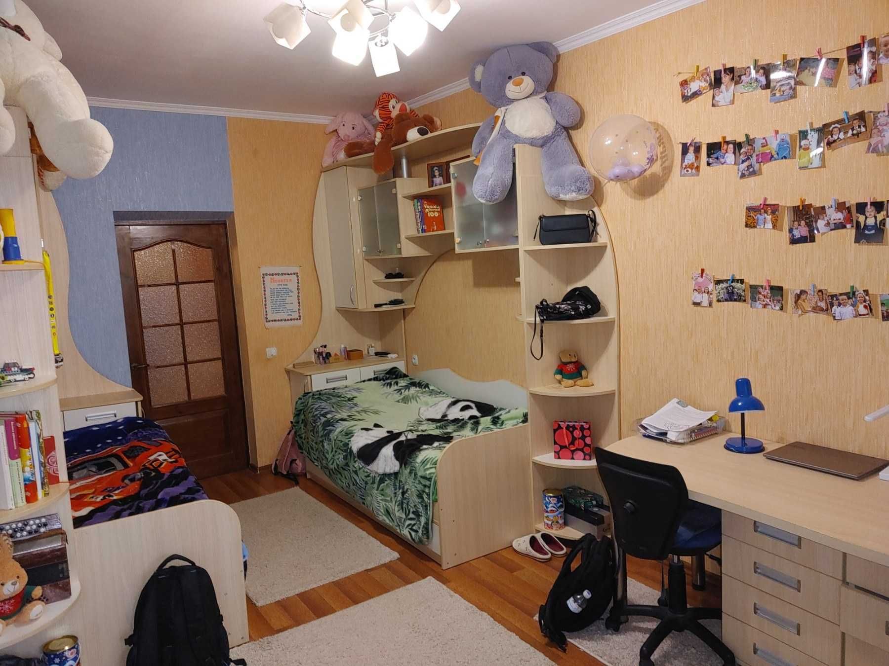 Поділ 3 кімнатна квартира з ремонтом меблями та побутовою технікою.