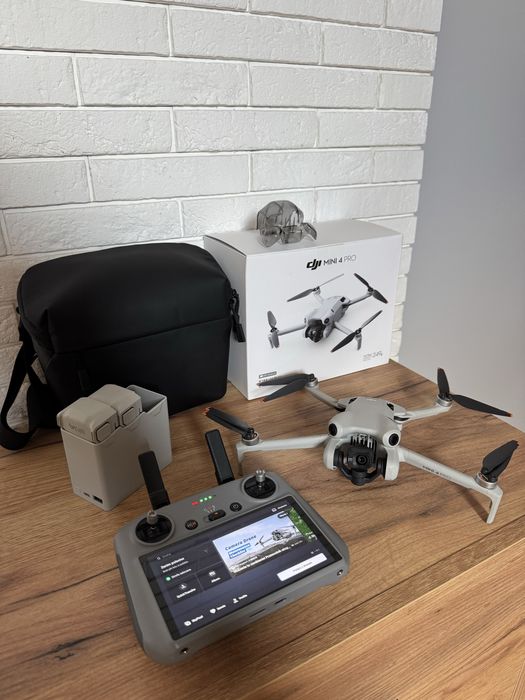 DJI Mini 4 Pro Fly More Combo z aparaturą RC2 Stan Idealny.