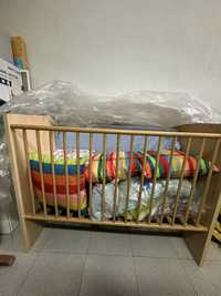 Cama de grades de madeira para bebés