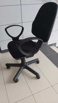 Krzesła biurowe obrotowe czarne