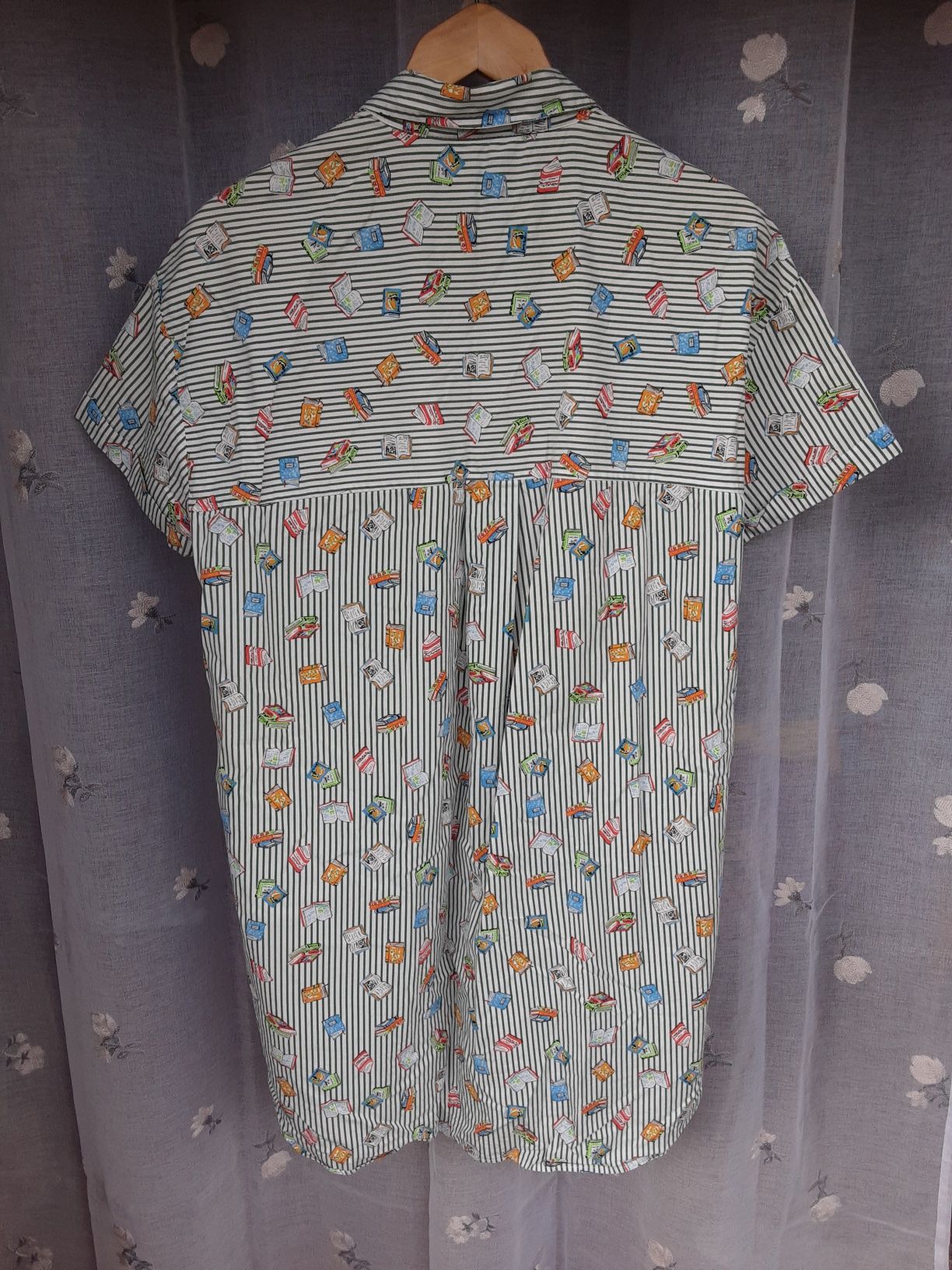 Vestido camiseiro com padrão de livros da Zara (M)