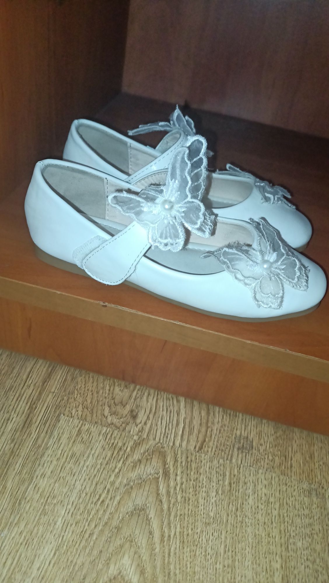 Белые нарядные туфли