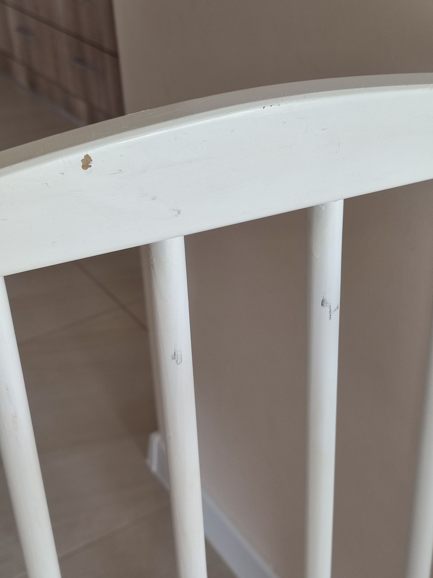 Małe łóżeczko dla dziecka na kółkach