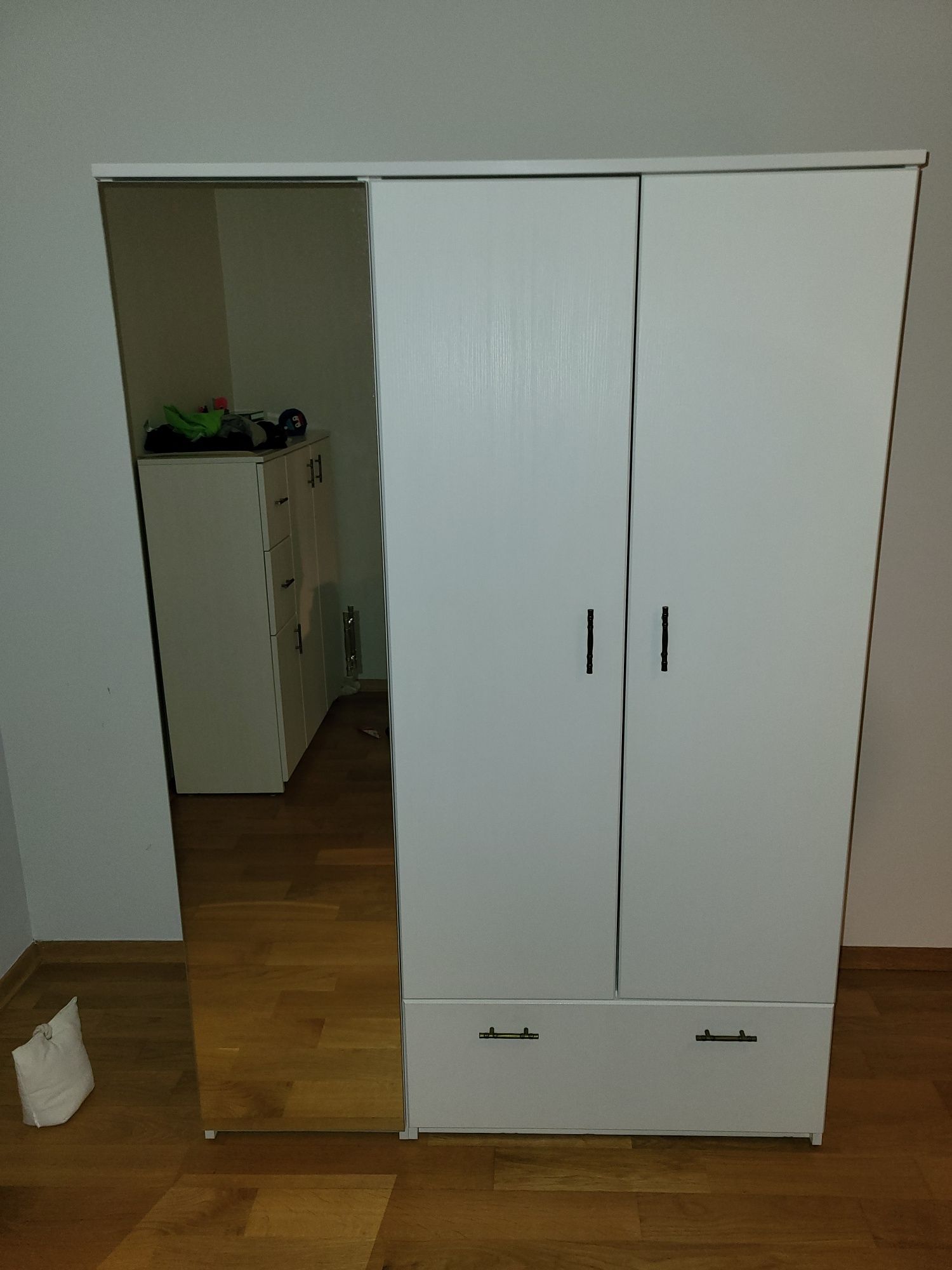 Sprzedam szafę białą trzydrzwiową