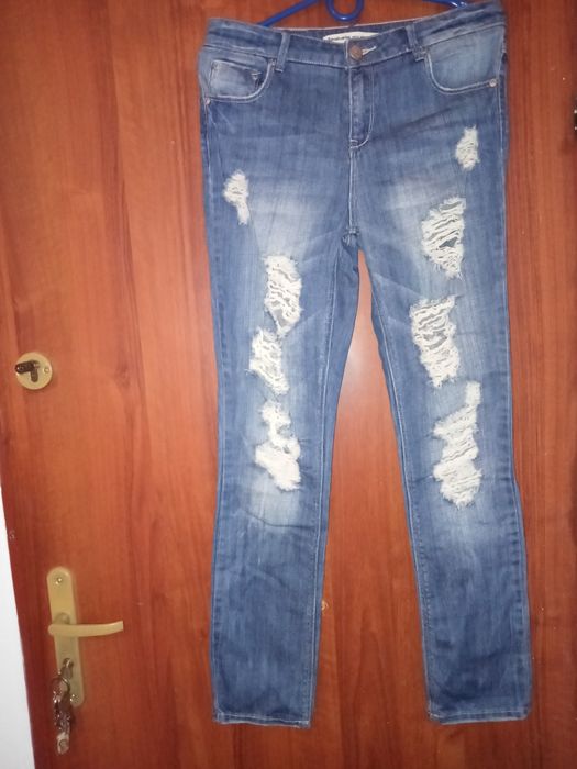 Nowe spodnie dżinsowe damskie z przetarciami.