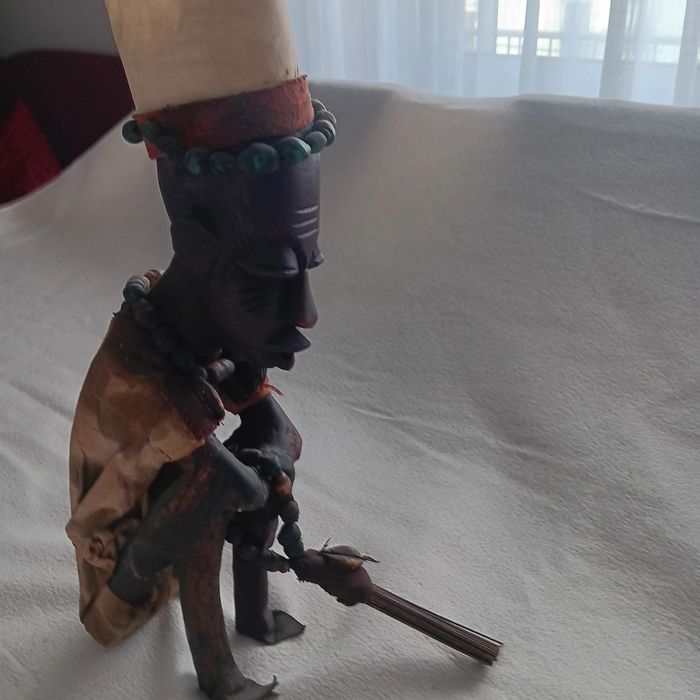 Estatueta de figura guineense