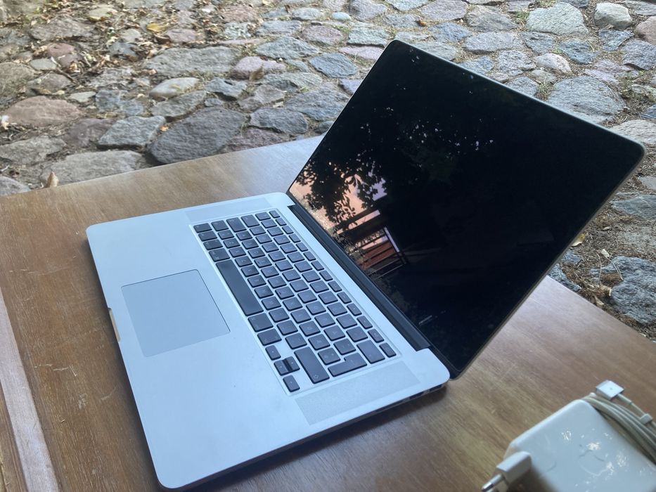 MacBook Pro A1398 - sprzęt z duszą i zagadką uszkodzony !