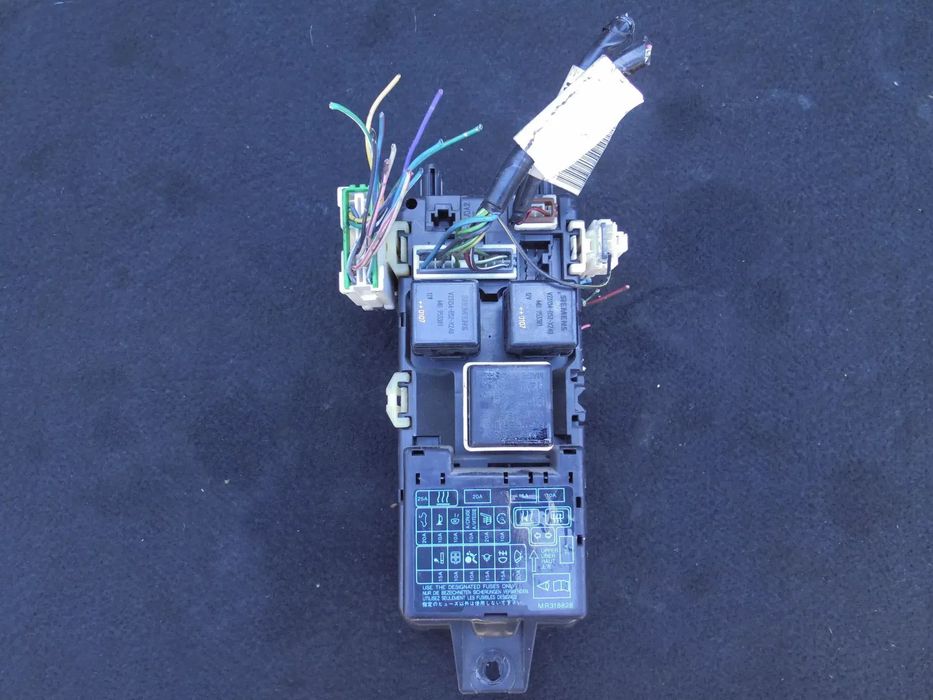 MITSUBISHI SKRZYNKA BEZPIECZNIKÓW STEROWNIK MODUŁ BSI MR318828 SPACE STAR