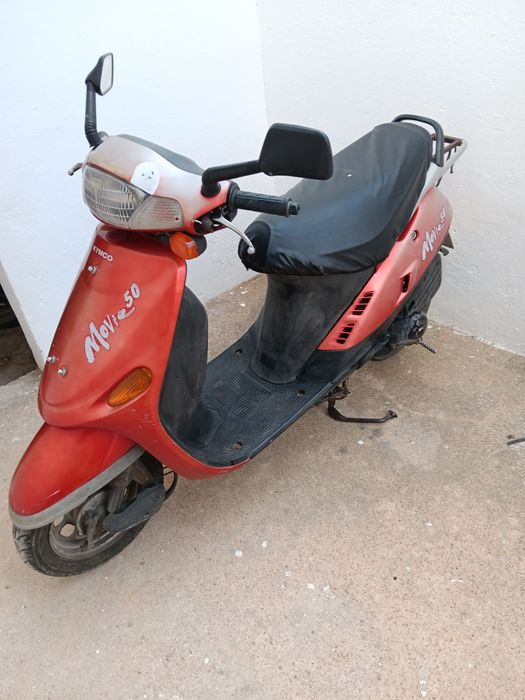 Esta é uma pequena scooter e o preço é de 300 euros.