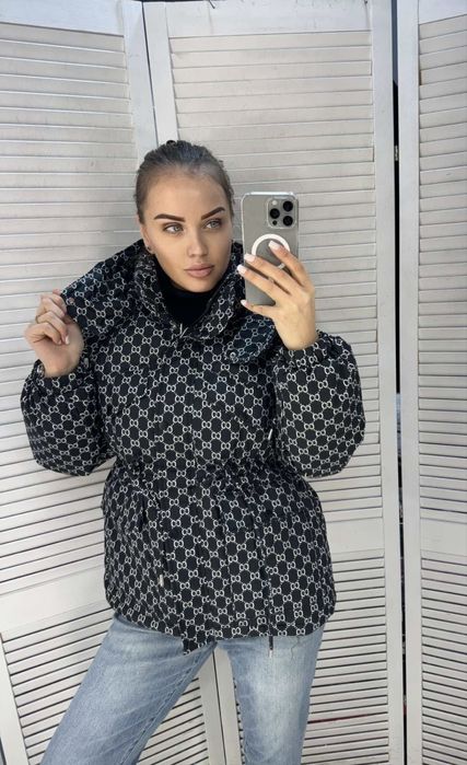 Жіноча стильна куртка з капюшоном