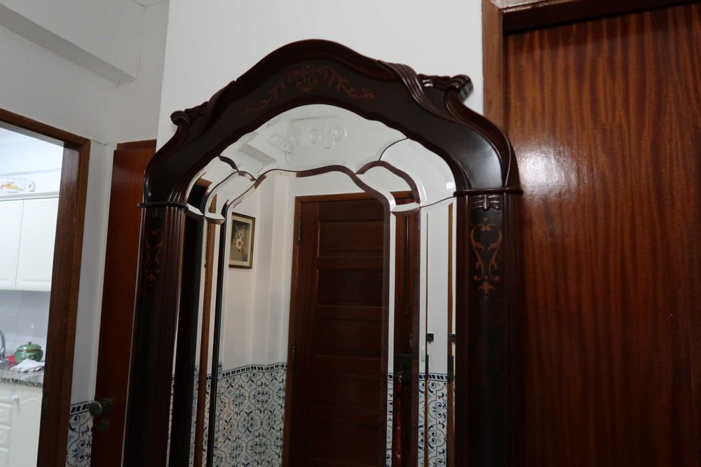 Móvel de Entrada em Mogno