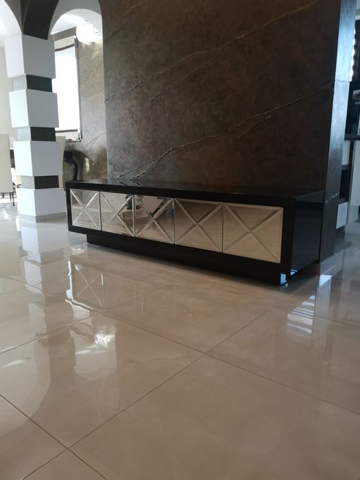 Ekskluzywna lustrzana komoda. Rtv glamour. Lustro fazowane.