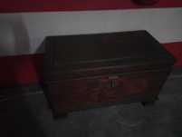 Arca em Madeira, tem fechadura com chave, para desocupar.