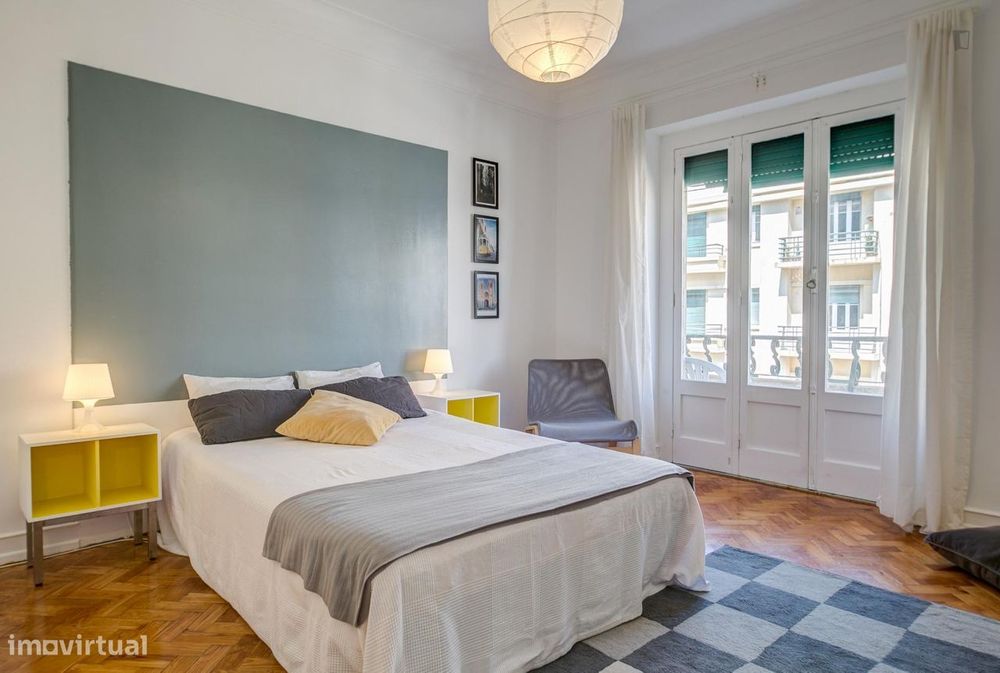 59242 - Quarto com cama de casal, com varanda...