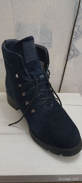 Поодам женские зимние ботинки