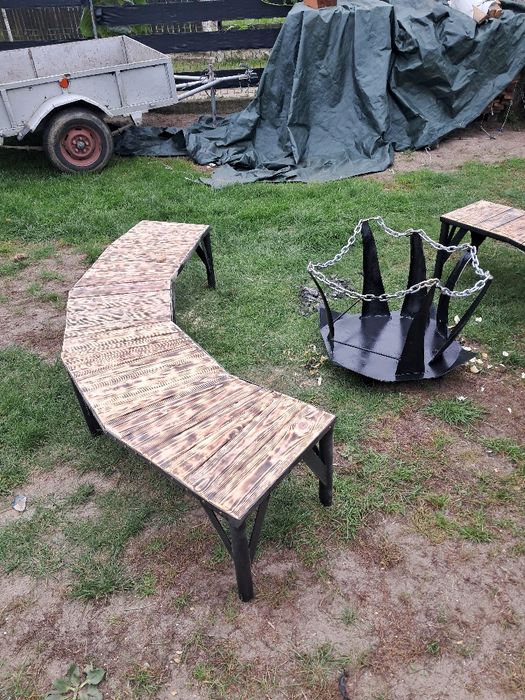 Półokrągłe ławki na ognisko plus palenisko .