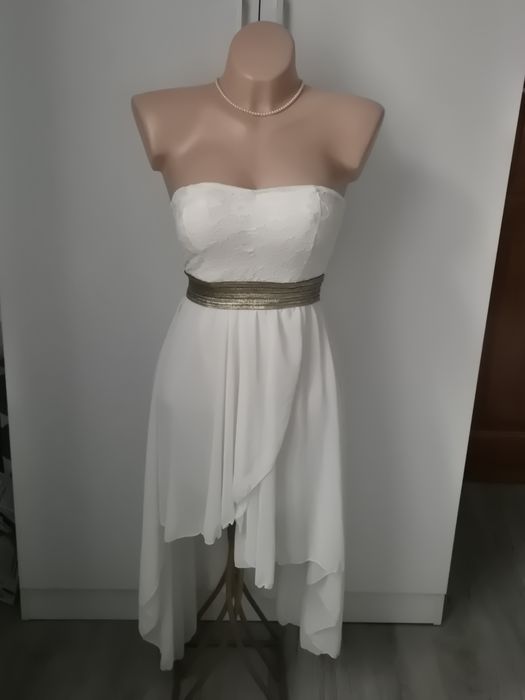 Delikatna sukienka biała ze złotym paskiem z mała wadą S