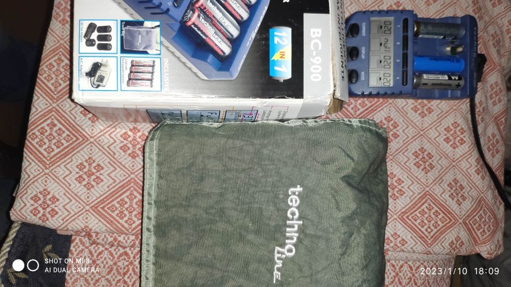 Зарядний для акумуляторних батарейок.