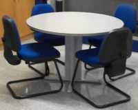 Mesa e cadeiras de reunião
