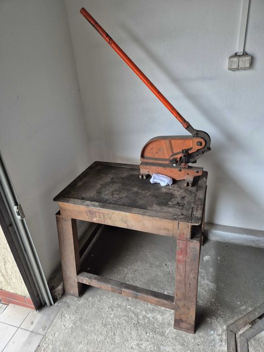 Nożyce gilotyna do blachy na solidnym stole