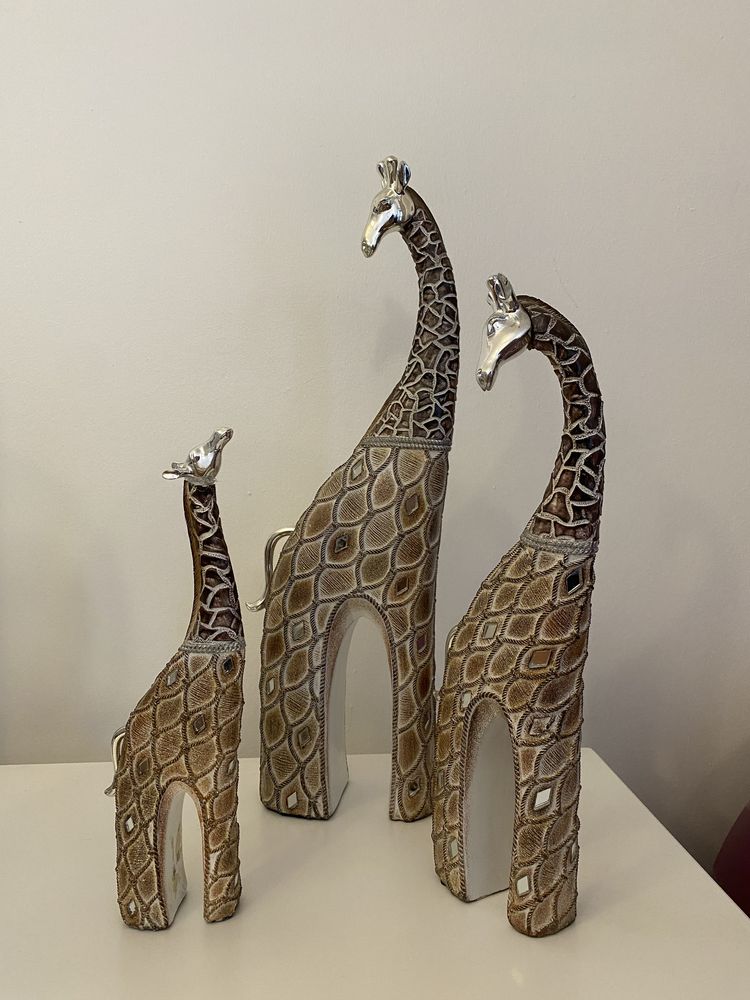 3 girafas douradas magnificas
